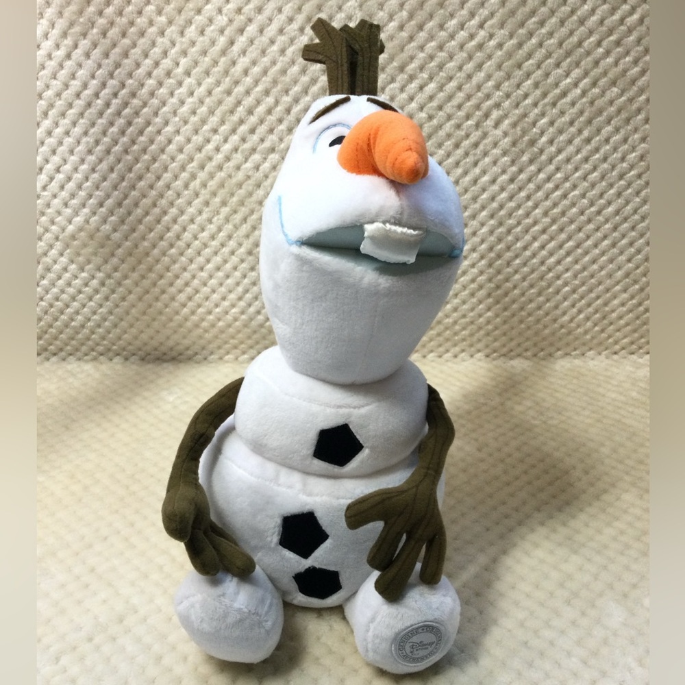 Disney Store Olaf Plush 15 Inches ⛄️